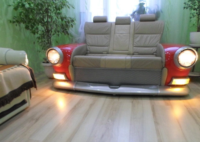 Оригинальный диван в форме автомобиля