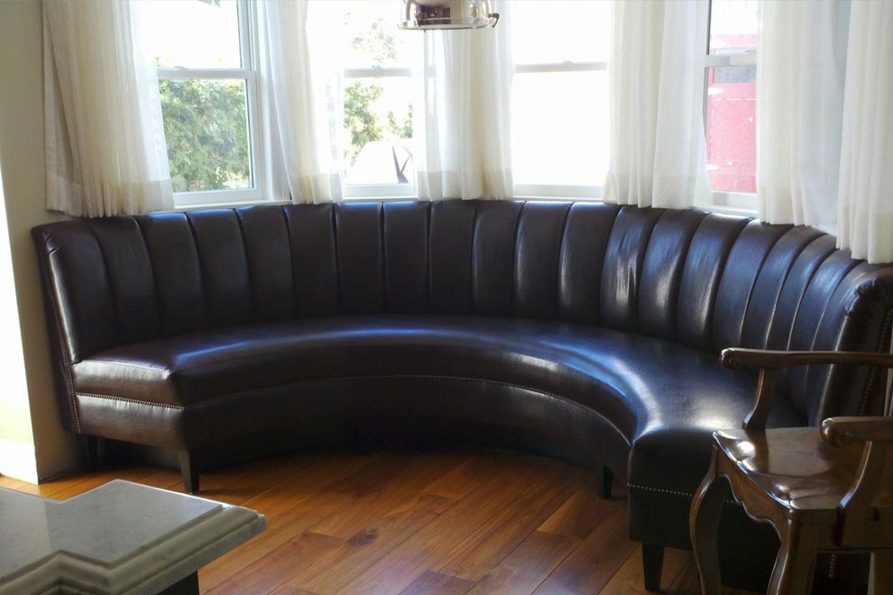 фото полукруглого дивана в интерьере