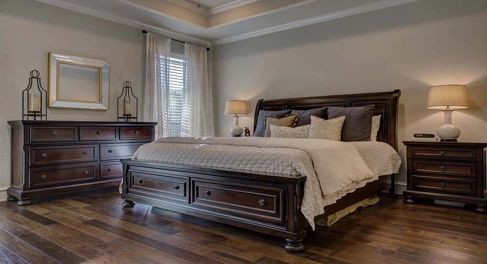классическая кровать с деревянным изголовьем